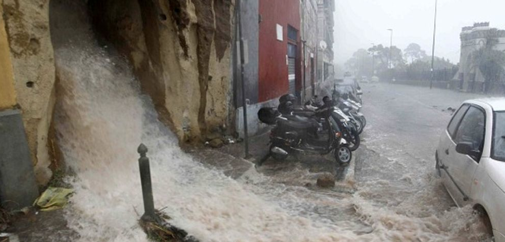 Napoli, bomba d'acqua sulla città: fulmini e disagi per i cittadini