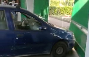 Nola, follia all'esterno dell'ospedale: uomo entra sfondando il cancello con l'auto