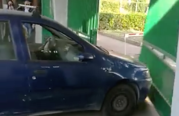 Nola, follia all'esterno dell'ospedale: uomo entra sfondando il cancello con l'auto