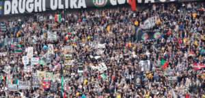Vergogna allo Juventus Stadium, ultras bianconeri protagonisti di un gesto miserabile