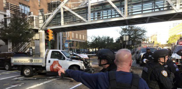 New York, veicolo sulla pista ciclabile: l'autista spara e ferisce i passanti