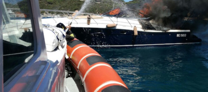 Imbarcazione a fuoco nel porto di Castellammare: paura per 5 persone a bordo
