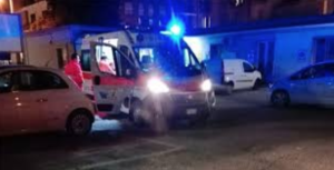 Napoli, accoltellato fuori al centro scommesse: ricoverato in ospedale