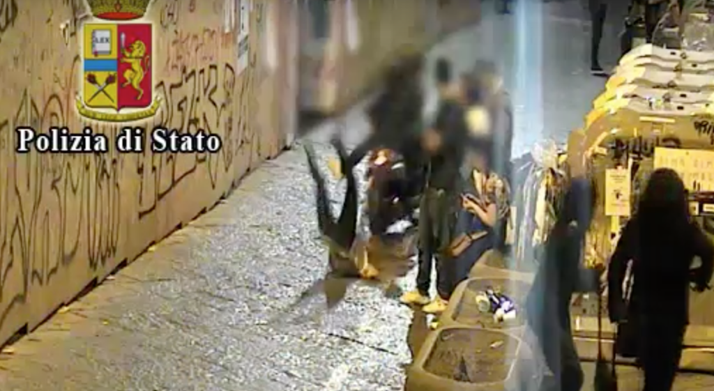 Studentessa scippata e sbattuta per terra al centro storico, arrestata la colpevole