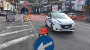 Napoli, chiusa la galleria laziale per caduta calcinacci