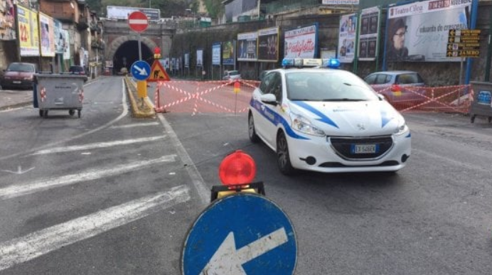 Napoli, chiusa la galleria laziale per caduta calcinacci