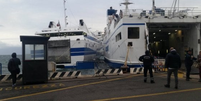 Maltempo a Napoli, incidente tra traghetti nel porto