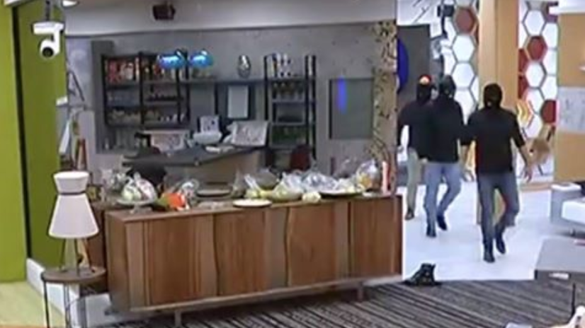 Irruzione nella casa del Grande Fratello Vip: è arrivato direttamente dal cielo