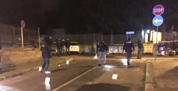 Terrore a Licola, uomini armati seminano il panico in scooter