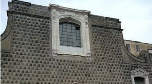 Piazza del Gesù, cade vetro dalla chiesa: ferito un turista