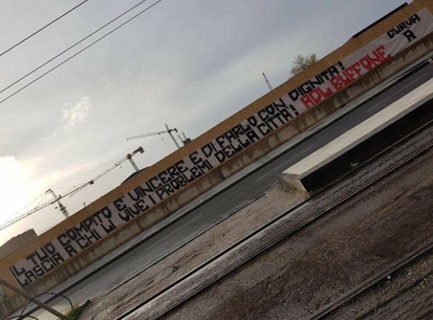 De Laurentiis contestato in città, striscioni contro il patron azzurro