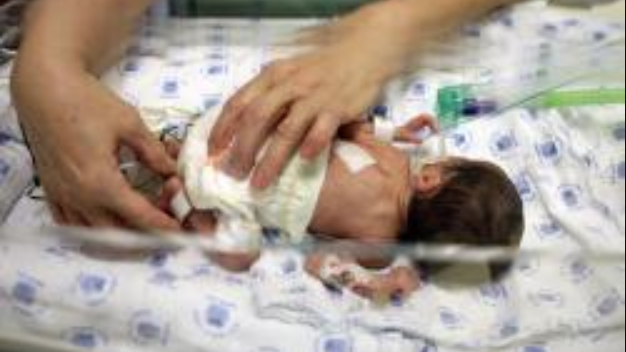 Neonato in fin di vita, la madre aveva rifiutato il ricovero: i parenti aggrediscono il medico