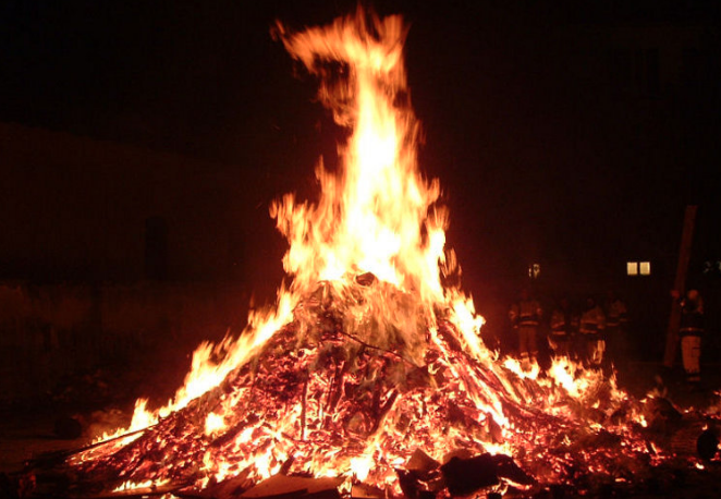 Psicosi baby gang, ragazzi accendono il fuoco di Sant'Antuono: interviene la polizia