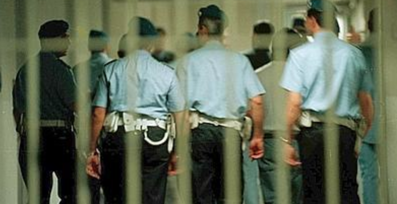 Carcere di Poggioreale, detenuto aggredisce un agente della Polizia penitenziaria