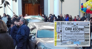 Centinaia di giovani stanno salutando Ciro Ascione: i funerali ad Arzano