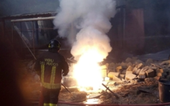 Tragedia a Qualiano, marito e moglie morti a causa di un incendio