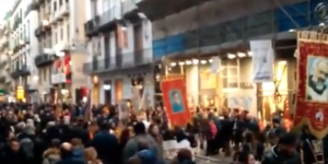 Processioni per la Madonna si incrociano a Via Toledo, è subito spettacolo