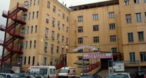 Napoli, follia per strada: uomo accoltellato al volto Napoli, follia per strada: uomo accoltellato al volto