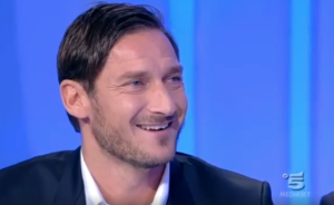 Totti a C'è Posta per Te, l'ex capitano commuove il pubblico a casa