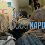 Napoli, affluenza e foto nelle cabine elettorali: è caos ai seggi