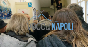 Napoli, affluenza e foto nelle cabine elettorali: è caos ai seggi