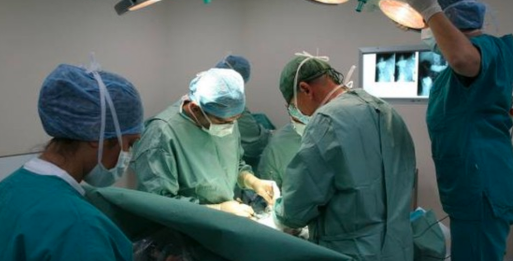 Miracolo napoletano, arresto cardiaco per giovane in gita: salvata in extremis