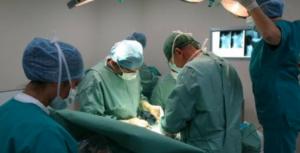 Miracolo napoletano, arresto cardiaco per giovane in gita: salvata in extremis