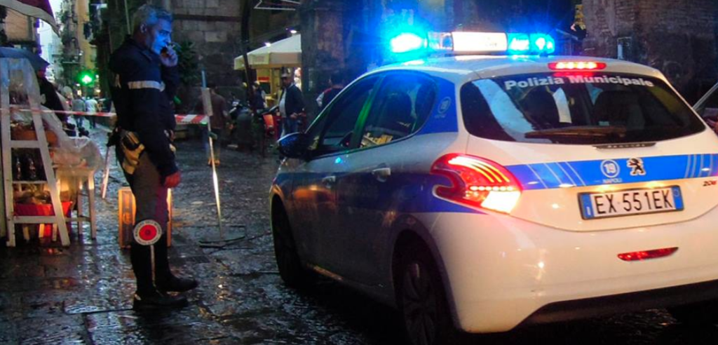 Napoli, crolla un palazzo: quattro operai estratti vivi da sotto le macerie