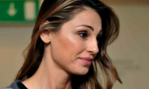 Anna Tatangelo si lamenta di Gigi: donne in rivolta contro di lei