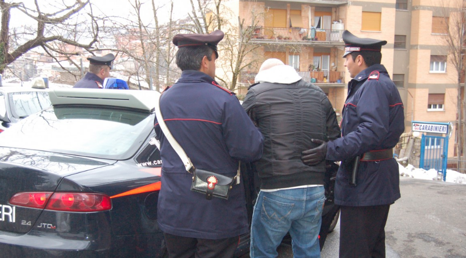 Violenza a Napoli, uomo maltratta la moglie: arrestato