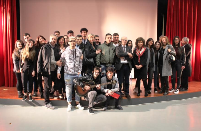 Un mese di studio, 500 studenti coinvolti, 25 lavori multimediali prodotti. Sono i numeri del progetto sui valori della Costituzione realizzato da “Il Sabato delle Idee”, in collaborazione con l’Ordine dei Giornalisti della Campania, con l’Istituto Scolastico Tecnico-Professionale “Sannino-De Cillis” di Napoli. Stamane la presentazione dei lavori nell’auditorium dell’Istituto di Ponticelli in occasione dell’incontro del Sabato delle Idee dedicato ai 70 anni della Costituzione Italiana. Un lavoro incentrato in particolare sull’uguaglianza sostanziale dei cittadini e sul compito dello Stato di promuovere lo sviluppo della cultura e la ricerca scientifica e tecnica e di garantire la tutela del paesaggio e del patrimonio storico e artistico della Nazione (art.3 e art.9 della carta costituzionale). “L’impegno appassionato dei giovani di Ponticelli sui valori fondanti della nostra Costituzione ci dà una grande speranza per il futuro di Napoli e del Paese in un momento molto delicato a livello istituzionale”. Così il fondatore del Sabato delle Idee, Marco Salvatore, ha aperto la discussione sottolineando come “l’investimento sulla formazione dei giovani delle periferie sia un investimento imprescindibile per lo sviluppo economico e culturale dell’intera città”. Una riqualificazione materiale e immateriale delle periferie urbane napoletane invocata anche nell’intervento di Paolo Pisciotta, dirigente scolastico dell’Istituto Sannino-De Cillis. “Periferie che possono e debbono rappresentare il centro del lavoro delle istituzioni formative della città in un nuovo percorso di pedagogia della cittadinanza attiva che parta proprio dai valori di partecipazione democratica sanciti dalla nostra carta costituzionale”, ha evidenziato il Rettore dell’Università Suor Orsola Benincasa, Lucio d’Alessandro. Con le Università napoletane che iniziano ad insediarsi concretamente anche nelle periferie urbane della città come ha ricordato il Pro Rettore dell’Università Federico II di Napoli, Arturo De Vivo, sottolineando l’importante lavoro dell’Ateneo napoletano avviato a San Giovanni a Teduccio con l’Academy Apple e auspicando la velocizzazione dei lavori di realizzazione della Facoltà di Medicina a Scampia. In apertura della mattina la relazione del presidente emerito della Corte Costituzionale, Paolo Grossi, che ha sottolineato come “i valori della prima parte della Costituzione sono ancora giovani perché in molti casi purtroppo non sono stati ancora resi effettivi anche se restano una bussola fondamentale per orientare l’azione delle istituzioni”. È apparso invece chiaro, anche dagli interventi dei costituzionalisti Tommaso Edoardo Frosini, professore ordinario di Diritto costituzionale al Suor Orsola ed Alberto Lucarelli, professore ordinario di Diritto costituzionale all’Università di Napoli Federico II, come sia di evidente attualità un intervento riformatore sulla seconda parte della Costituzione ed in particolare sull’assetto istituzionale che avrebbe bisogno di forme più snelle ed efficaci per il lavoro del governo e del Parlamento. Dalla poesia alla canzone: i lavori degli studenti sulla Costituzione Al centro della giornata soprattutto i lavori dei ragazzi che hanno tradotto gli obiettivi sanciti negli art.3 e 9 della Costituzione in 25 lavori dalle forme più svariate. A cominciare dalla poesia, passando per la canzone per finire ad un gioco da tavolo, con molti dei lavori che avevano la forma di video. Quattro i premi speciali con altrettanti assegni da investire in cultura e formazione. Tre provenienti dalla Fondazione Salvatore e uno dalla Fibart, la Fondazione Ingegneri, Beni Culturali, Arte e Tecnologia. “Grazie all’articòl tre nun c è stà chiù nu rè e mò e mie diritt me aia’ fa valè. Oltre’ à libertà me’ aia’ dà pure à parità”. Quanto mai incisiva la poesia in dialetto napoletano degli alunni del terzo anno dell’indirizzo “Servizi per l’enogastronomia e l’ospitalità alberghiera”. È, invece, uno specifico appello al lavoro quello ‘cantato’ insieme dagli allievi del quinto anno dell’indirizzo tecnico agrario e del secondo anno dell’indirizzo socio-sanitario che hanno individuato nella grande emergenza occupazionale del Mezzogiorno una delle massime urgenze di realizzazione effettuale dell’art.3 della Costituzione. Meriterebbe già un brevetto il gioco EquoPlanet ideato dagli allievi delle terze classi dell’indirizzo tecnico agrario e dell’indirizzo socio-sanitario. Una sorta di “Monopoli” dei diritti per “invitare a riflettere sul principio di equità sociale e su pregiudizi e stereotipi ancora troppo spesso diffusi” e per “far conoscere il valore della varietà del patrimonio vivente e ambientale esistente”. Ambiente, lavoro e assistenza sociale. Giocando o cantando gli studenti di Ponticelli hanno dimostrato di avere ben chiari in testa i diritti che vorrebbero vedere fossero effettivi anche nel loro quartiere. Hanno studiato che si tratta di diritti che lo Stato riconosce per legge costituzionale esattamente da 70 anni. Ma hanno anche capito che spetta ai cittadini impegnarsi per renderli effettivi anche laddove spesso non lo sono. Il programma della decima edizione del Sabato delle Idee: 21 Aprile al Suor Orsola con Mario Martone per parlare di teatro e 12 maggio il ritorno a Scampia Dopo l’appuntamento di Ponticelli il percorso del Sabato delle Idee attraverso le scuole della periferia di Napoli proseguirà sabato 12 Maggio all’Istituto Tecnico “Galileo Ferraris” di Scampia per tornare a parlare dell’abbattimento delle vele e del progetto “Restart Scampia”. Sabato 21 Aprile, invece, “Il Sabato delle Idee” farà tappa all’Università Suor Orsola Benincasa per parlare di teatro con l’intervento del regista Mario Martone.