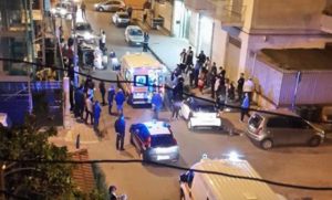 Tremendo incidente ad Arzano, auto si ribalta con una coppia a bordo