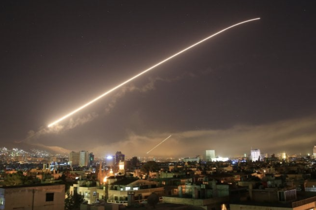 Siria, attacco di USA, GB e Francia: colpito un centro di ricerca. Intanto in Libia è giallo sulle condizioni del Generale Haftar