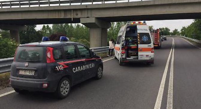 Si lancia dal cavalcavia e si toglie la vita, dramma sulla Napoli-Canosa
