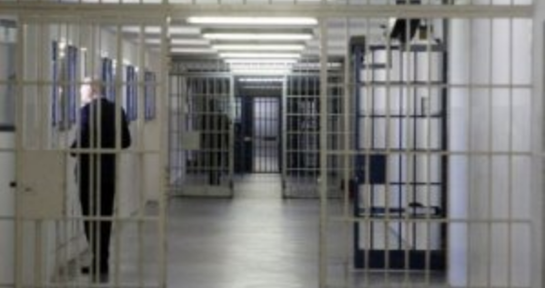 Tragedia nel carcere di Poggioreale, detenuto trovato senza vita