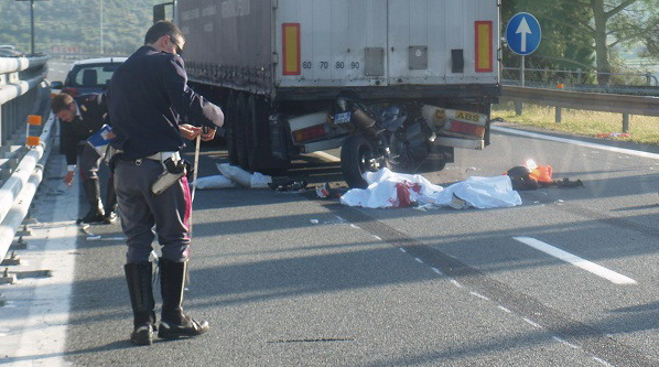 Grave incidente sull'A1, coinvolti due mezzi pesanti: un morto