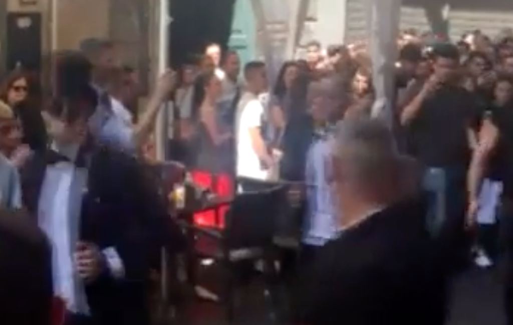 Clementino e Rocco Hunt girano un video a Napoli: fan impazziti