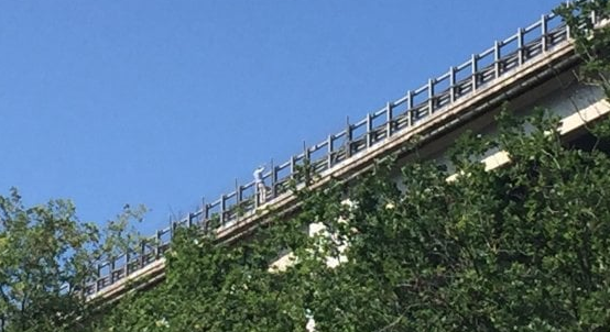 Francavilla, lancia bimba da ponte A14 e si butta da cavalcavia. Compagna morta dopo la caduta dal balcone