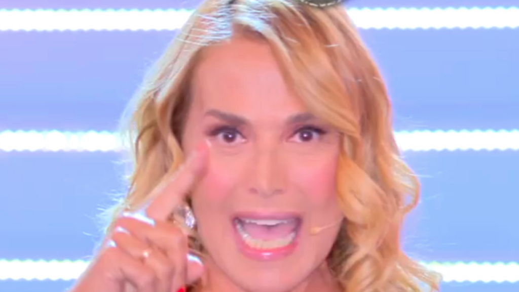 Barbara D'Urso mette a tacere tutti, attacchi contro chi critica il suo GF