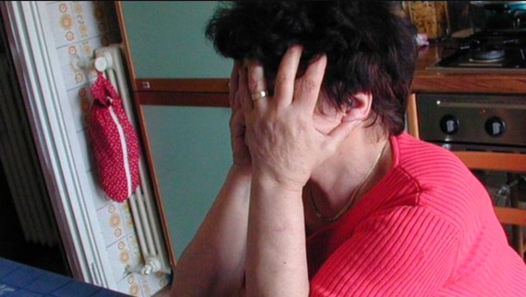 Picchia la moglie e la tiene prigioniera in casa: 55enne arrestato