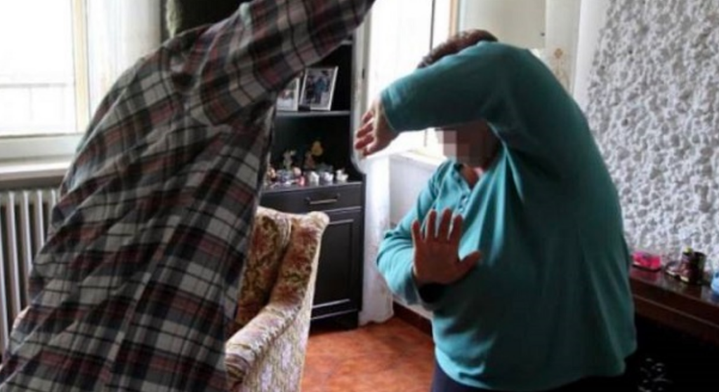 Follia in famiglia, 23enne lega i suoi genitori e da fuoco all'armadio