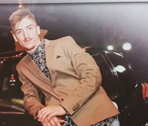 Non ci credo, non é vero é tutto un sogno , ma pian piano in queste ore dolorose mi sto rendendo conto che nn é così ! Mi mancherai tantissimo perché anche se una parte del mio cuore se ne é andata tu sarai sempre lì nel mio cuore . R.I.P cugino