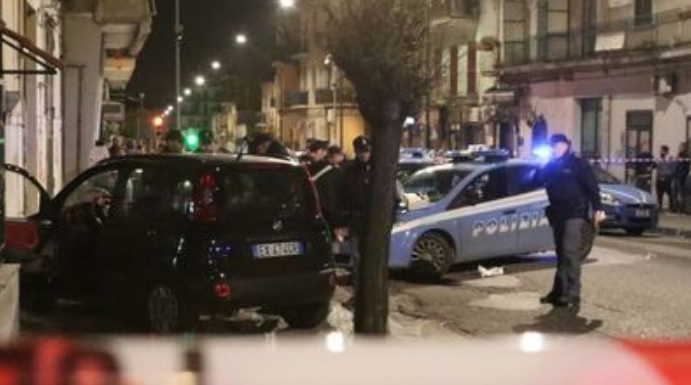 Napoli, agguato all'alba: 28enne ucciso a colpi d'arma da fuoco nella sua auto