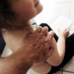 Bambina di 7 anni picchiata e violentata dal papà orco: la mamma sapeva