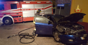 Non si rassegna alla fine della relazione, incendia auto del suocero e perseguita lei