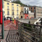 Auto con 4 ragazzi a bordo sfonda ringhiera e precipita a Posillipo