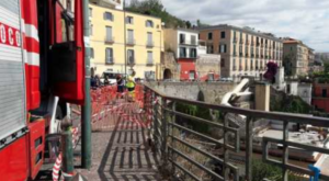 Auto con 4 ragazzi a bordo sfonda ringhiera e precipita a Posillipo