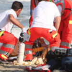 Madre e figlio salvati in spiaggia: lei aveva perso la placenta