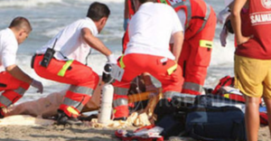 Madre e figlio salvati in spiaggia: lei aveva perso la placenta