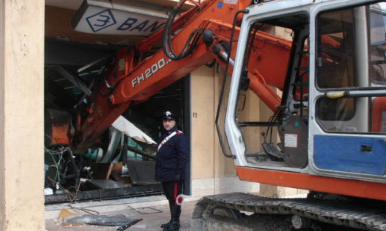 Volla, rapina in banca: ladri usano gru e prelevano un bancomat